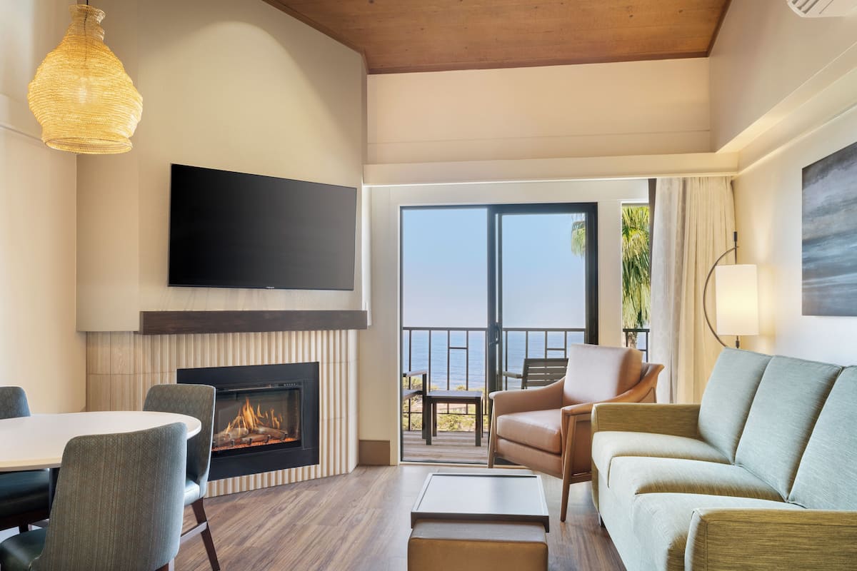 Resortwoning, 1 slaapkamer, kitchenette, uitzicht op zee | Woonruimte | Flatscreentelevisie, een open haard, een dvd-speler en betaalfilms