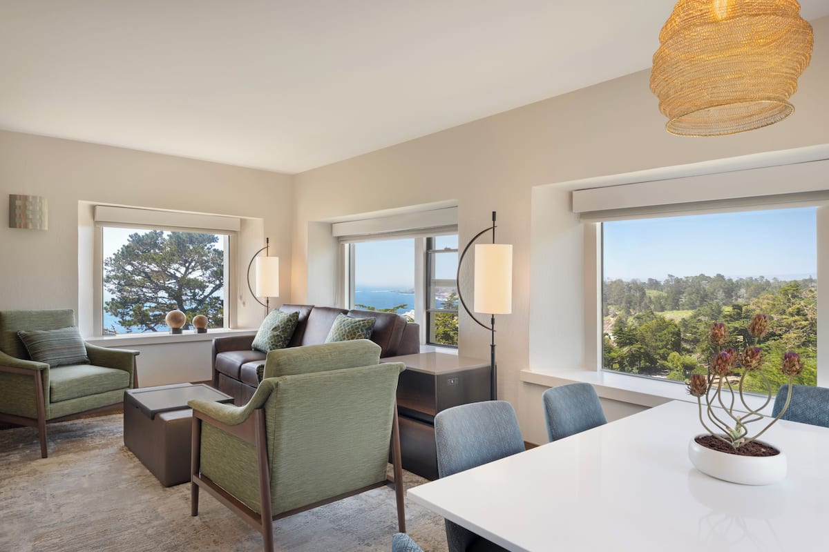Suite, 1 kingsize bed met slaapbank, balkon, uitzicht op zee | Woonruimte | Flatscreentelevisie, een open haard, een dvd-speler en betaalfilms