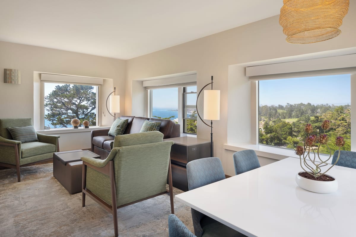 Big Sur Suite, 1 Bedroom, Ocean View | Woonruimte | Een flatscreentelevisie, een open haard, een dvd-speler en betaalfilms