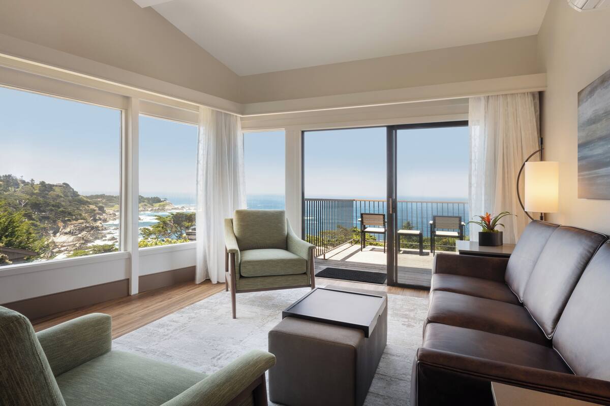 Big Sur Suite, 1 Bedroom, Ocean View | 起居區 | 54-吋平面電視、有線頻道、電視、壁爐