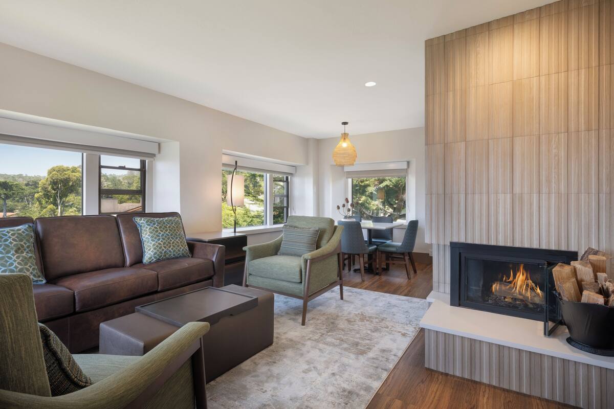 Point Lobos Suite, 1 Bedroom, Ocean View | 起居區 | 54-吋平面電視、有線頻道、電視、壁爐