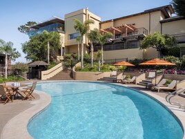 室外游泳池，日光浴躺椅