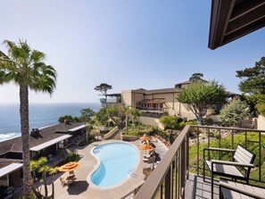 Outdoor pool, pool loungers - Hyatt Carmel Highlands (Carmel)