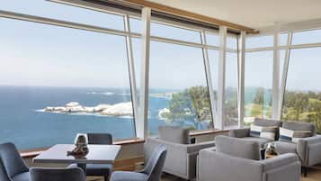 Breakfast and lunch served