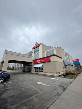 Hotel exterior and entrance at Ramada by Wyndham Niagara Falls by the River