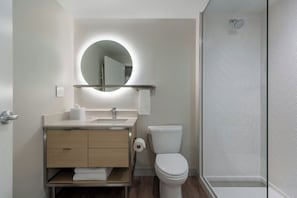 Baignoire, articles de toilette écologiques, sèche-cheveux