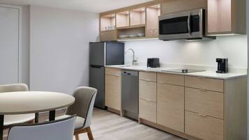 Meja kerja, setrika/meja setrika, dan tempat tidur bayi gratis