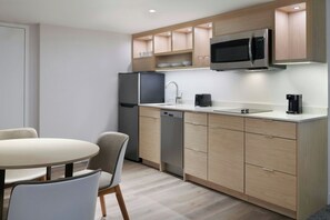 Een bureau, een strijkplank/strijkijzer, gratis babybedden, gratis wifi