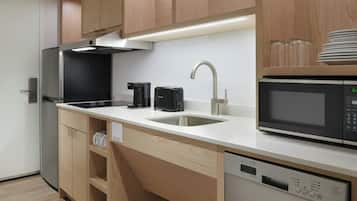 Studio, 1 King Bed, City View | Private kitchen