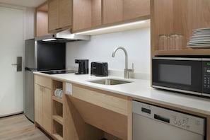 Studio, 1 Katil Raja (King), City View | Dapur peribadi | Pembancuh kopi/teh, produk pembersihan mesra alam