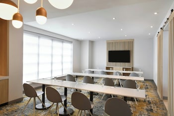 Free daily buffet breakfast at TownePlace Suites by Marriott Niagara Falls Canada