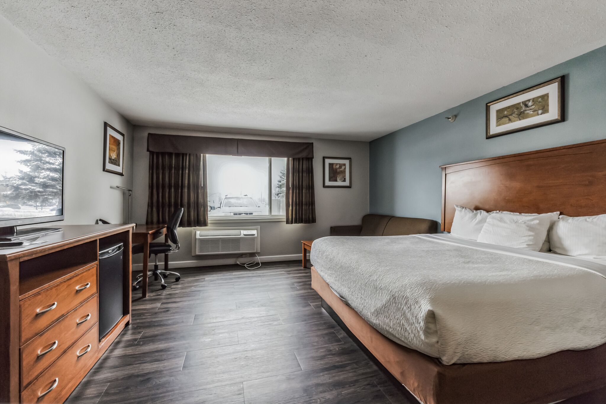 premium bedding, pillow-top beds, in-room safe, desk