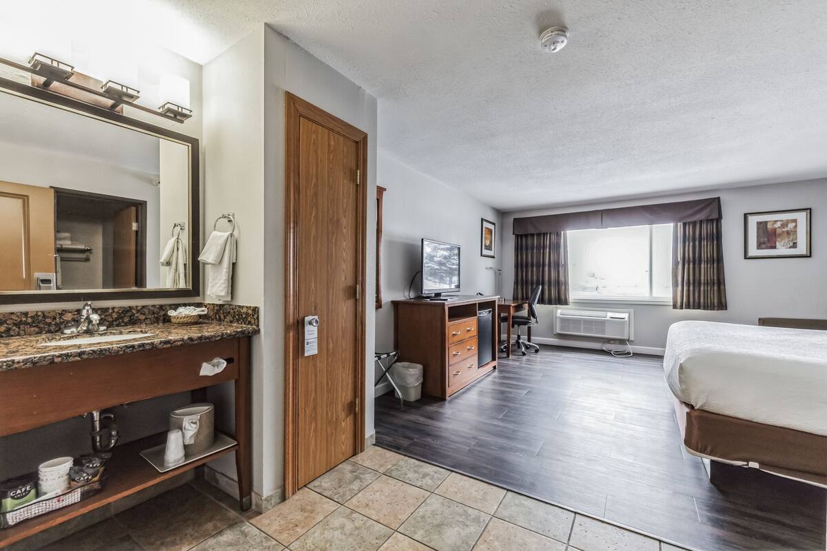 premium bedding, pillow-top beds, in-room safe, desk