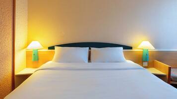 Desk, soundproofing, free WiFi, bed sheets
