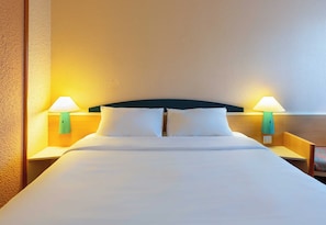 Desk, soundproofing, free WiFi, bed sheets