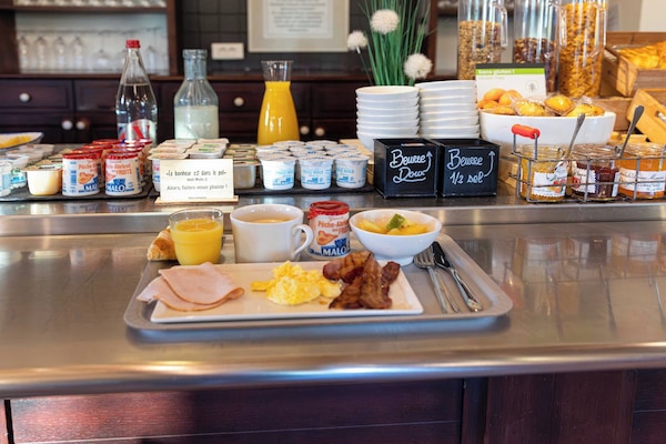 Daily buffet breakfast for a fee