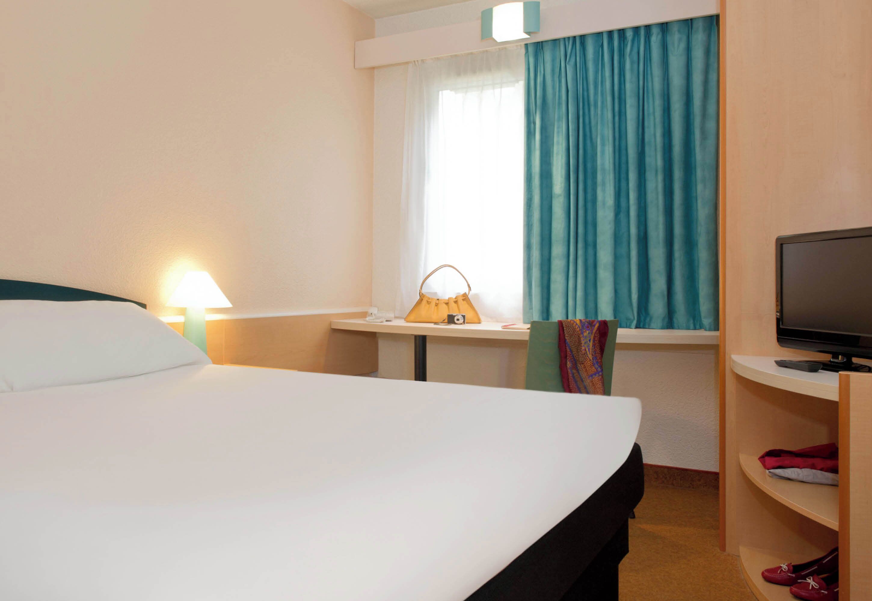 Desk, soundproofing, free WiFi, bed sheets