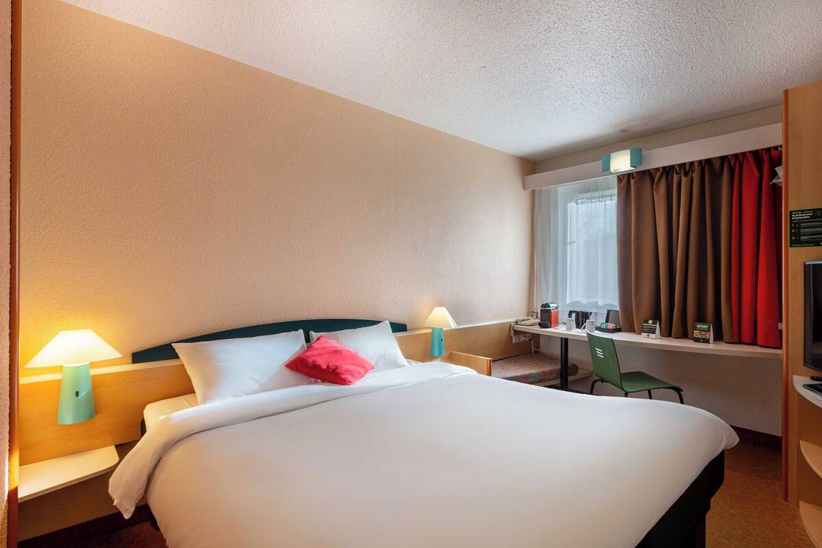 Desk, soundproofing, free WiFi, bed sheets