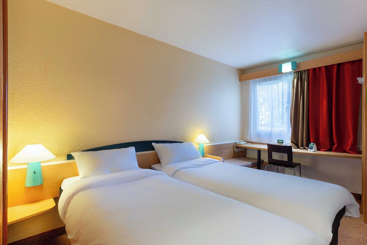 Standard Twin Room, Non Smoking | Desk, soundproofing, free WiFi, bed sheets