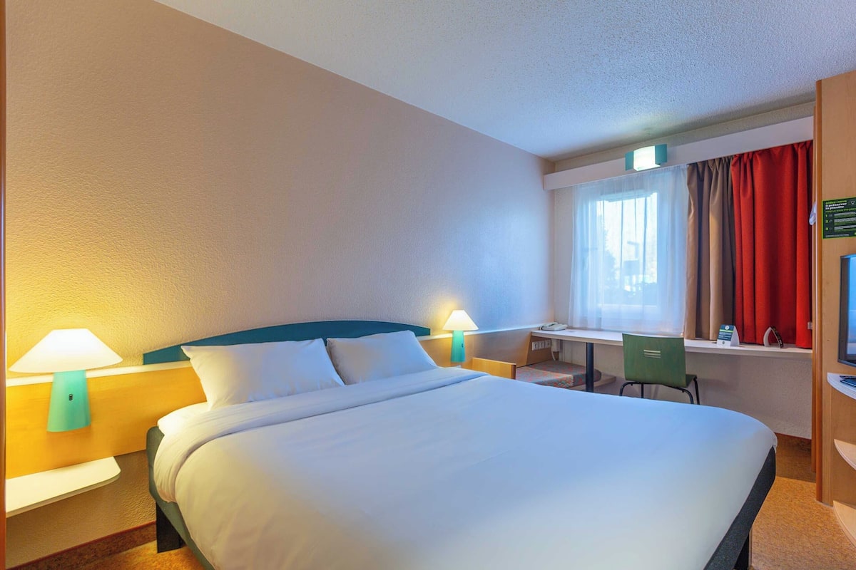 Desk, soundproofing, free WiFi, bed sheets
