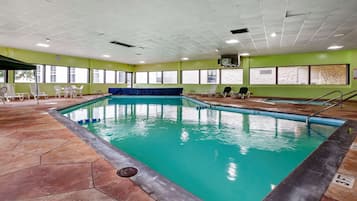 Alberca techada y camastros