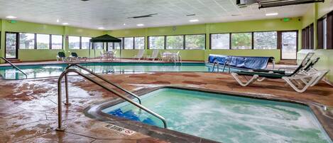 Una piscina techada, sillones reclinables de piscina