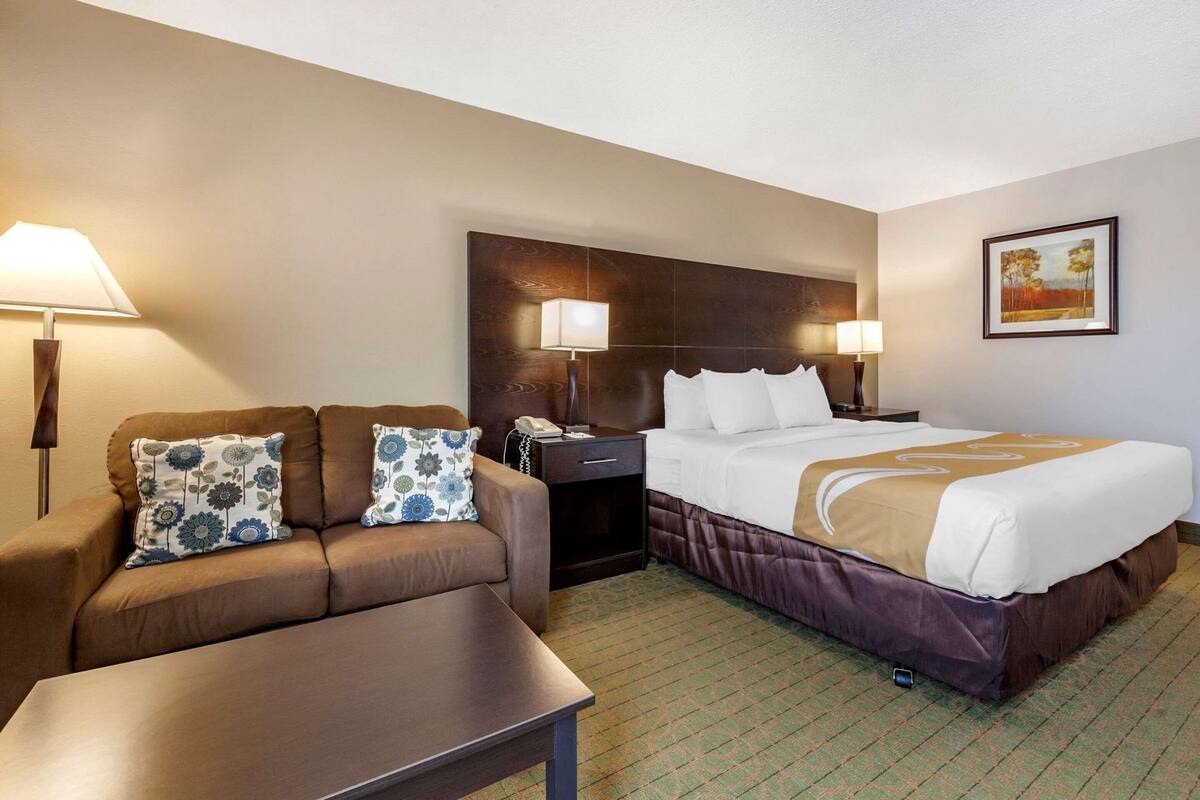 Desk, iron/ironing board, rollaway beds, free WiFi