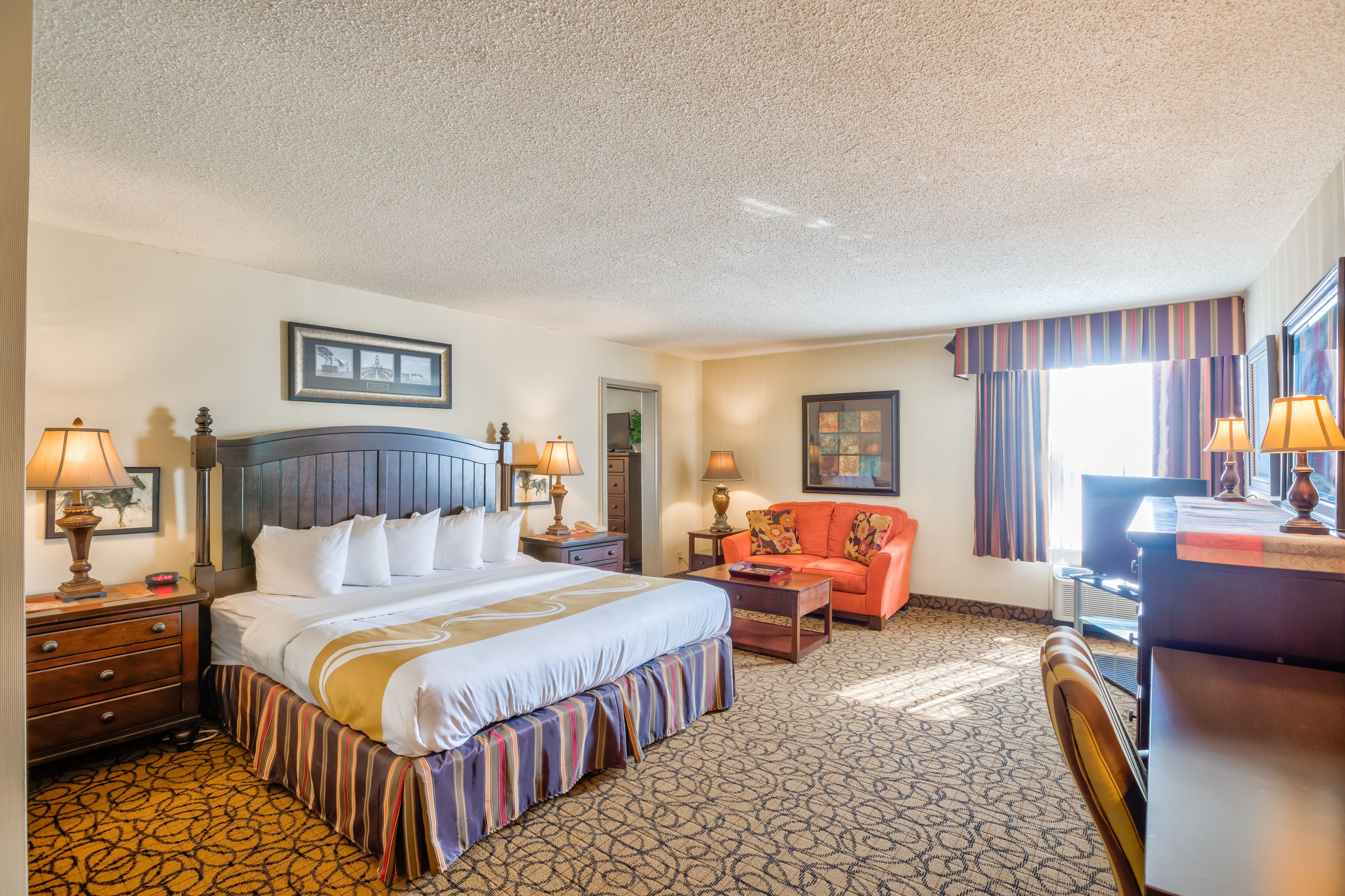 Een bureau, een strijkplank/strijkijzer, extra bedden, gratis wifi