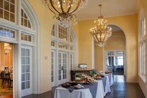 Petit-déjeuner, déjeuner et dîner servis sur place