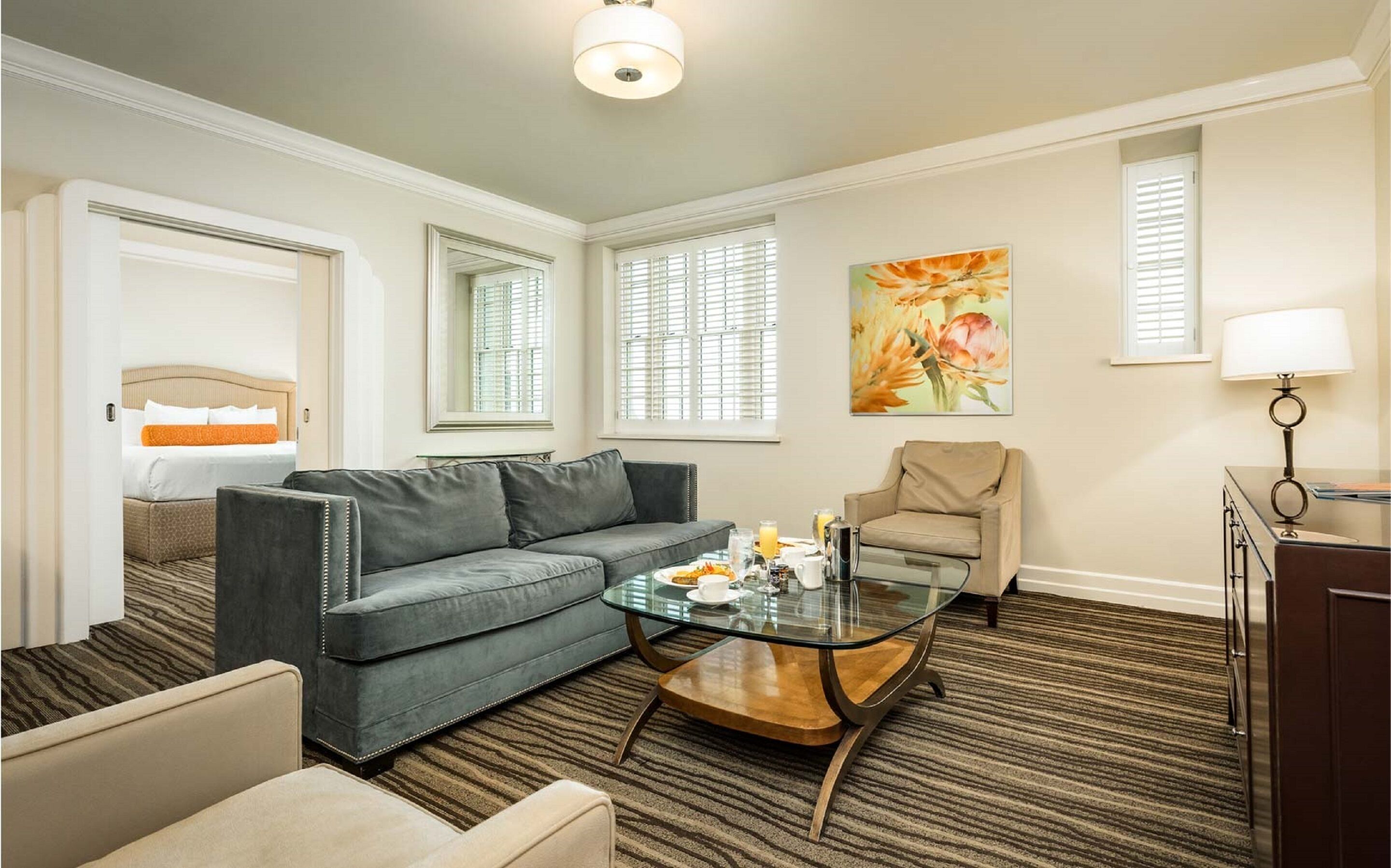 고급 침구, 필로우탑 침대, 객실 내 금고, 책상