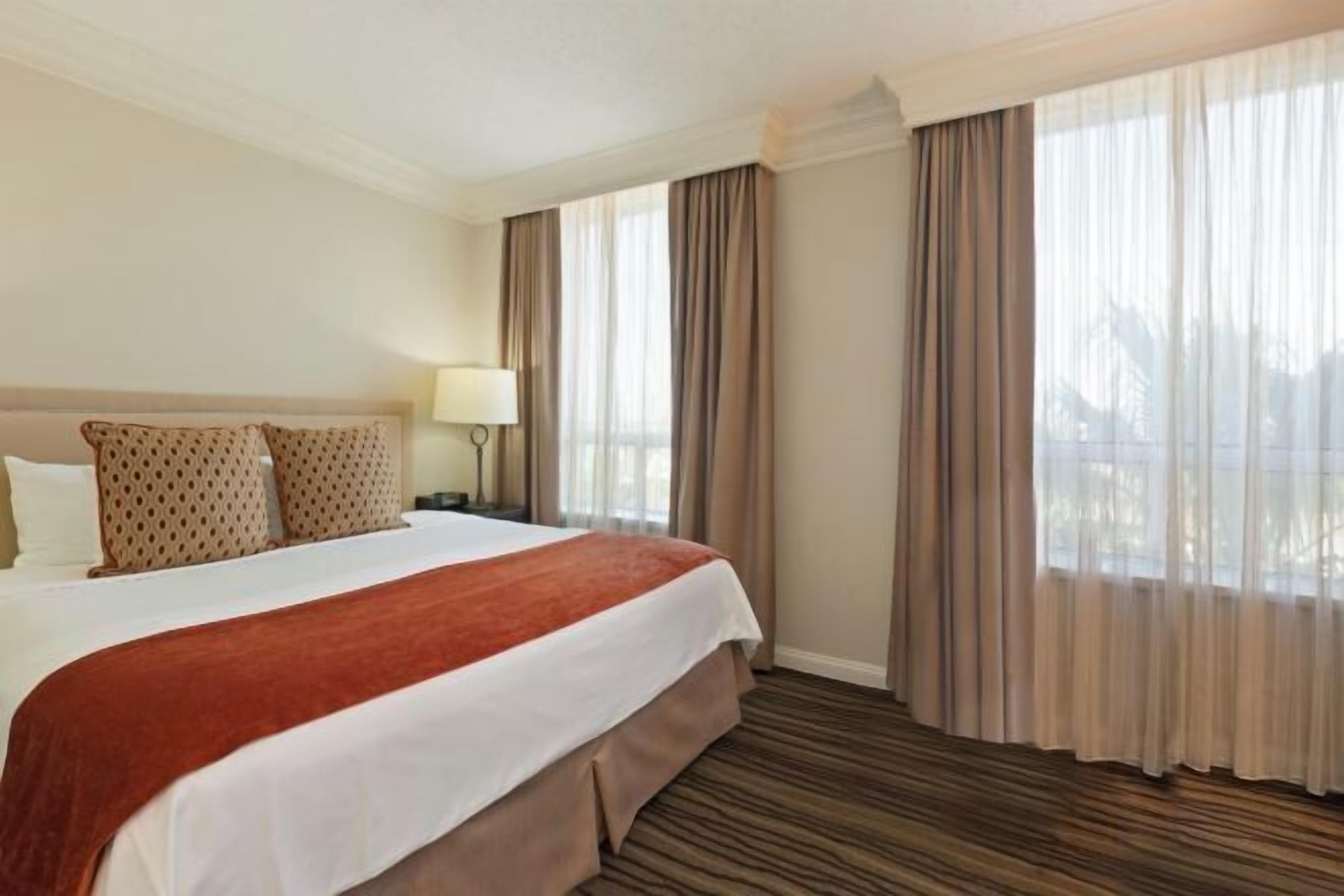 Ylelliset vuodevaatteet, pillowtop-patjalliset sängyt