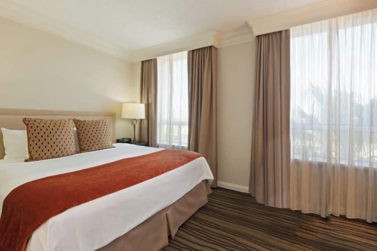 Bộ đồ giường cao cấp, nệm có lớp đệm bông, két bảo mật tại phòng