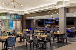 Bar (on property) - Crowne Plaza Edison by IHG (Edison)