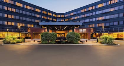 Crowne Plaza Edison by IHG