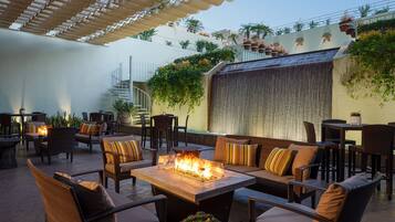 Breakfast, lunch, dinner served; American cuisine, al fresco dining