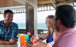 Poolside bar - Days Inn by Wyndham Panama City Beach/Beachfront Resort (Panama City Beach)