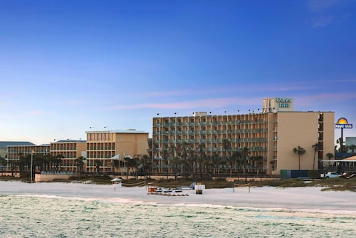 Days Inn by Wyndham Panama City Beach/Beachfront Resort 