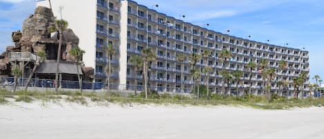 Un hotel grande con varios balcones y vista al mar.