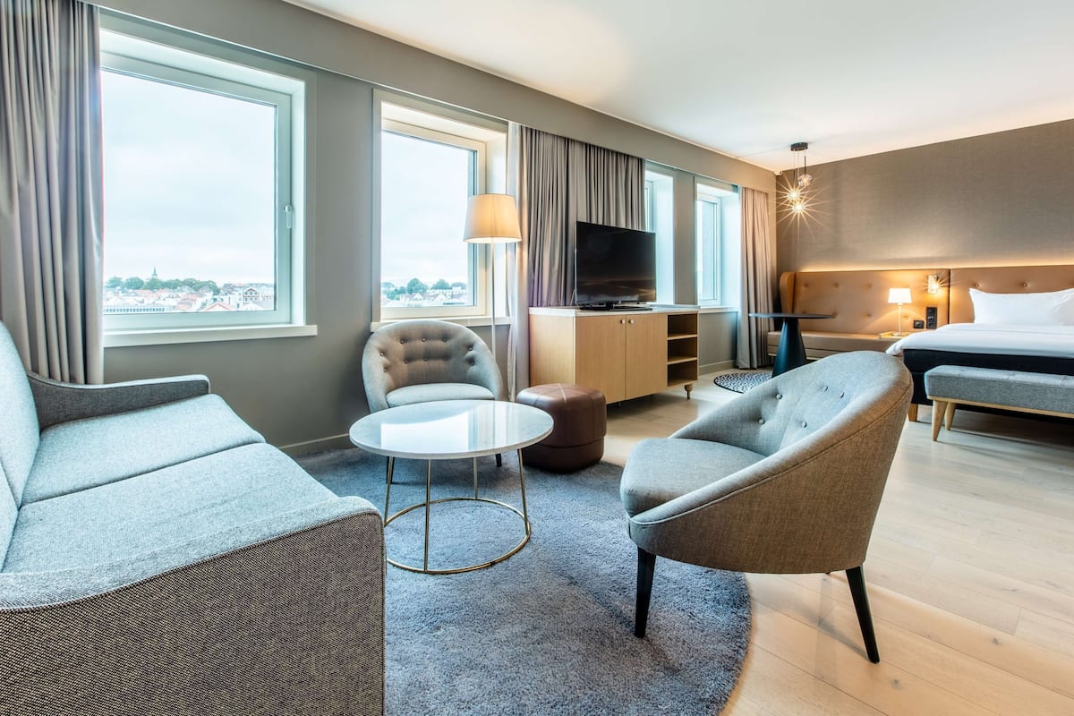 Minibar, in-room safe, laptop workspace, blackout drapes