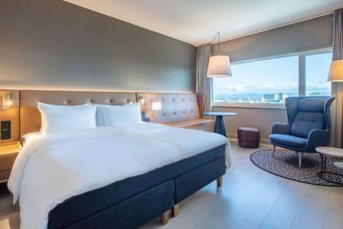 Minibar, in-room safe, laptop workspace, blackout drapes