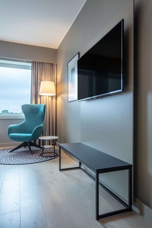 Minibar, in-room safe, laptop workspace, blackout curtains