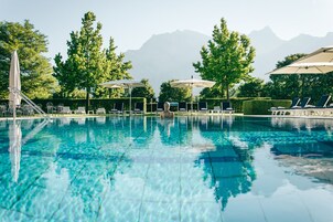 3 piscinas techadas, 2 piscinas al aire libre, sombrillas