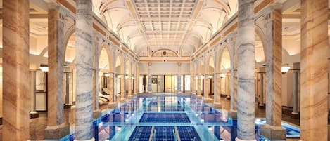 3 piscines intérieures, 2 piscines extérieures, parasols