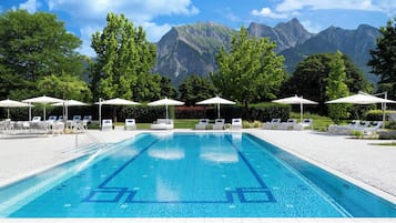 3 Innenpools, 2 Außenpools, Sonnenschirme, Liegestühle