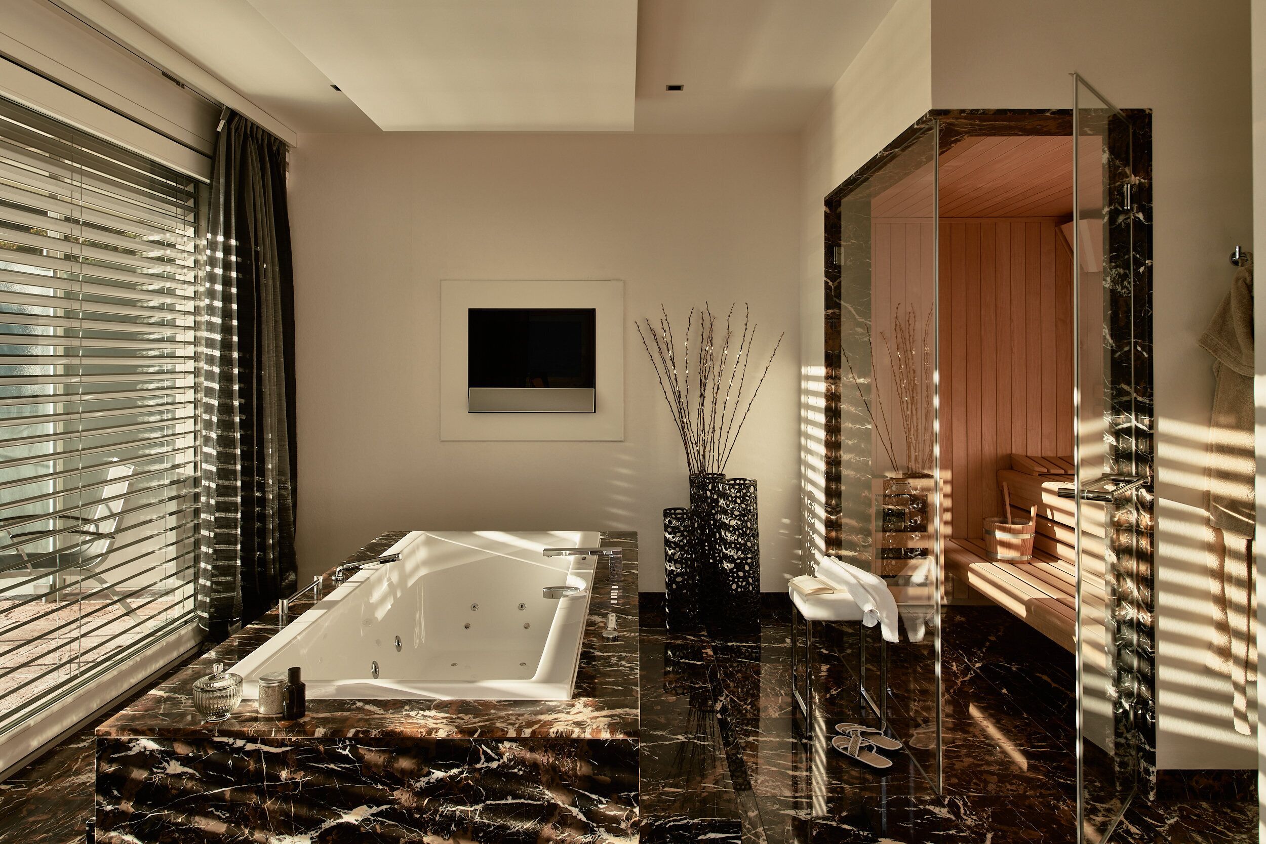 Une salle de bain moderne avec une grande baignoire, une douche en verre et un banc en bois.