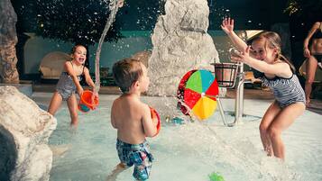 3 piscines couvertes, 2 piscines extérieures, parasols de plage