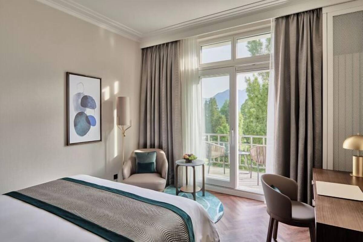 Premium bedding, minibar, in-room safe, desk