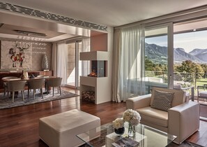 Una televisión de pantalla plana, un reproductor de DVD