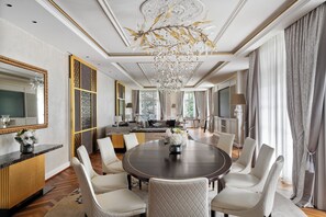 Suite, 1 King Bed | Dining room