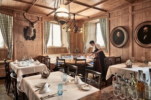 6 restaurants, breakfast, lunch, dinner served; international cuisine 